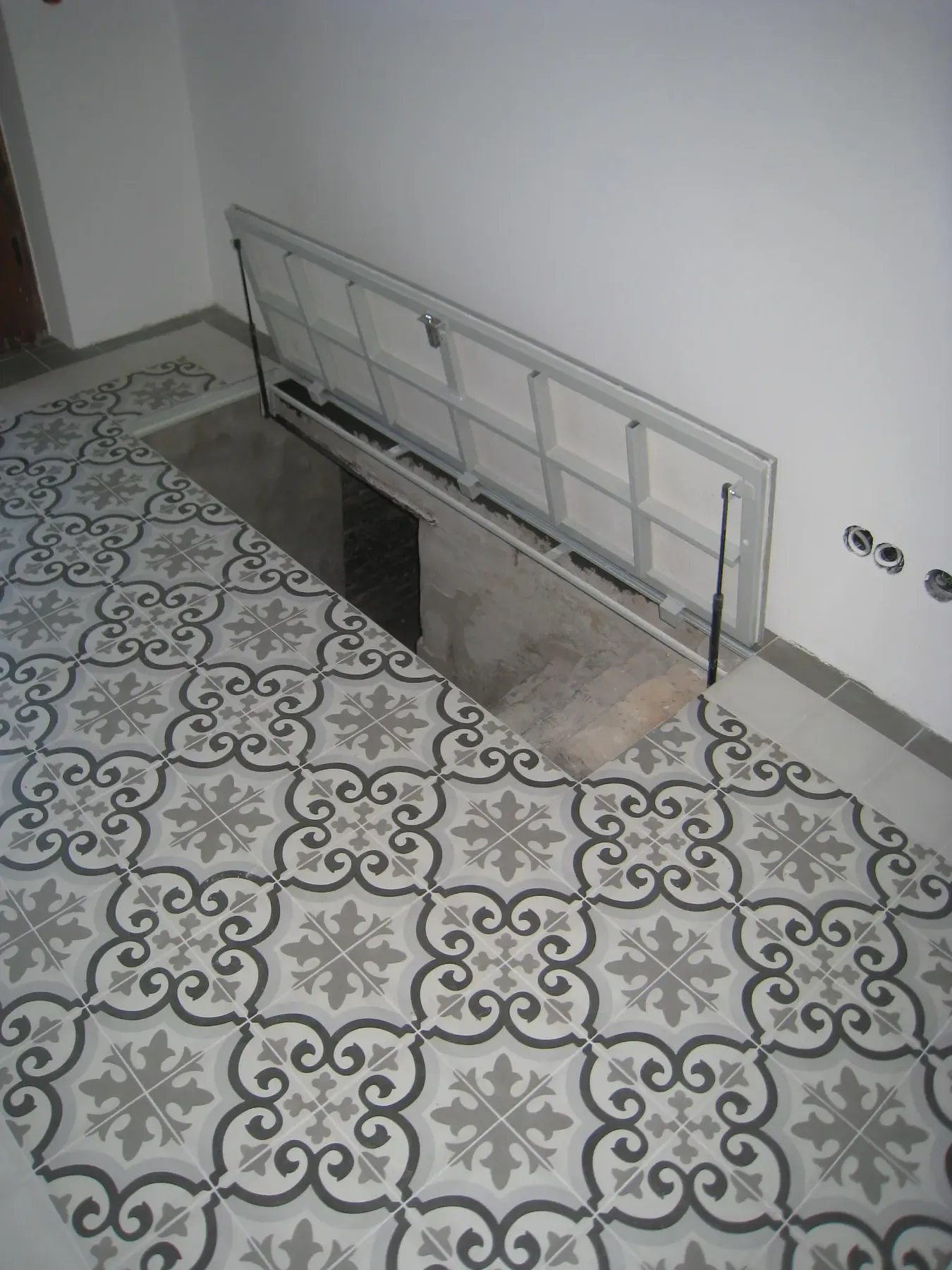 Atviras liukas su raštuotomis plytelėmis